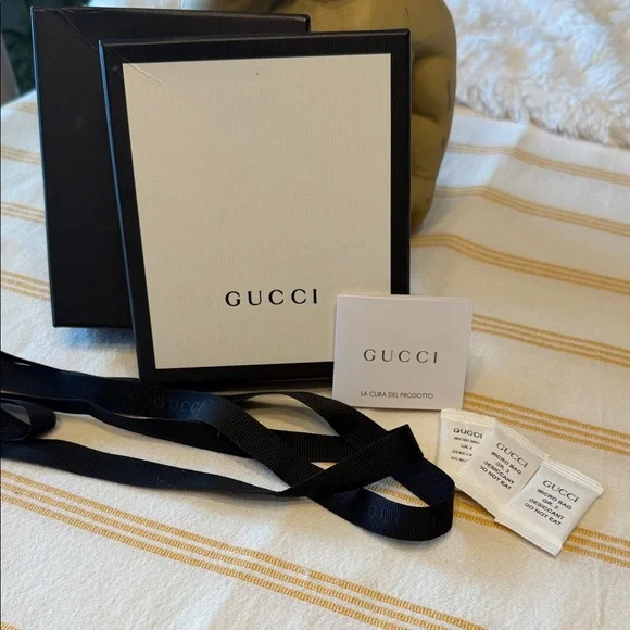Gucci Navy and Cream Bifold Wallet with box, ribbon, paperwork, and silica packs - Picture 10 of 14